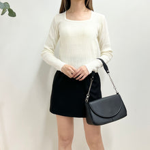 將圖片載入圖庫檢視器 U領基本百搭坑紋上衣
