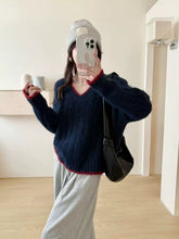 將圖片載入圖庫檢視器 V領花紋撞色邊針織上衣
