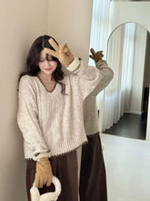 將圖片載入圖庫檢視器 V領花紋撞色邊針織上衣
