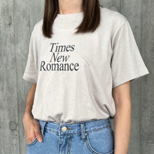 將圖片載入圖庫檢視器 彈滑Times New Romance Tee
