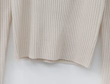 將圖片載入圖庫檢視器 U領基本百搭坑紋上衣
